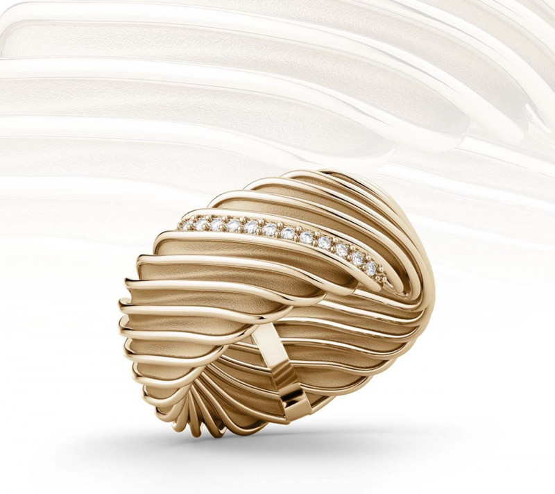 Luis-und-Waves-Ring-Gold-mit-Diamant-Start