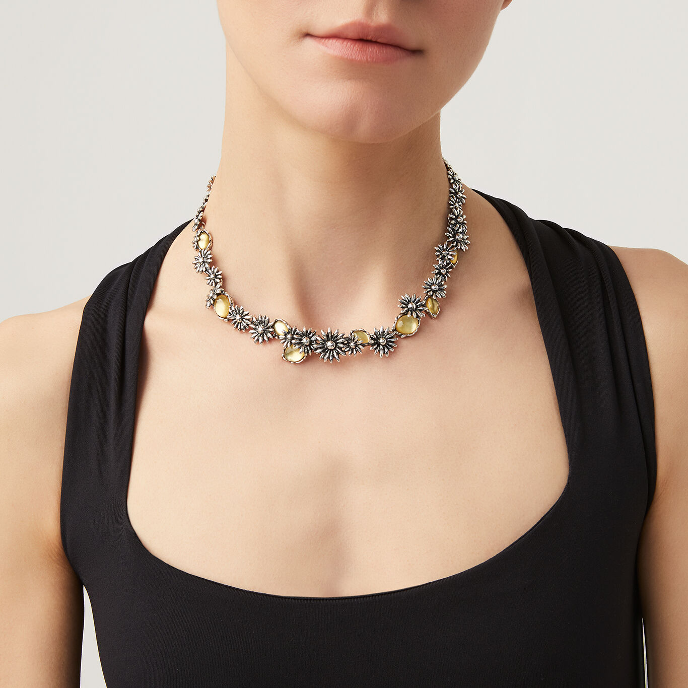 Collier-Gaensebluemchen-Model.jpg