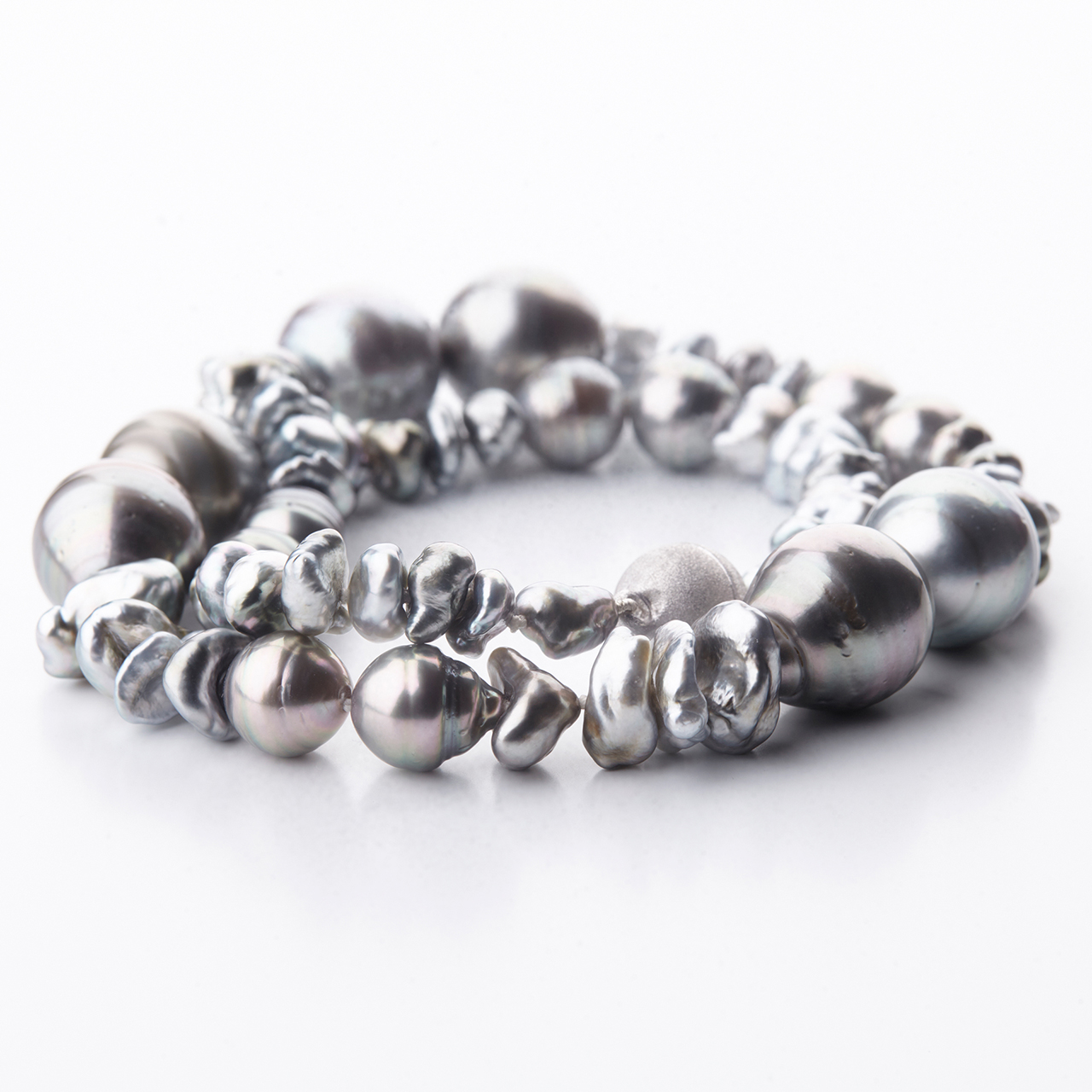 Perlenschmuck mit silbergrauen Perlen in unterschiedlichen Formen als elegantes Schmuckstück