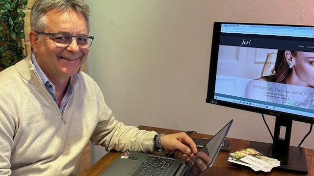 Lenzburg Standort Andre am Konfigurieren von Eheringen.jpg