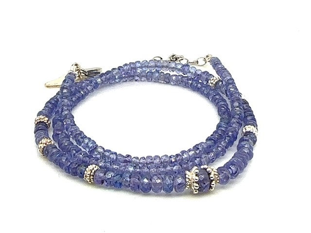 Tansanit Halskette mit feinen Silberdetails – Jori Lenzburg