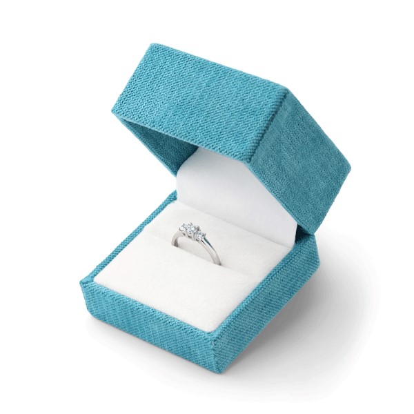 Verlobungsring in hellblauer Schmuckschachtel als eleganter Ring für einen besonderen Antrag bei Jori Lenzburg