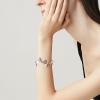 Damenarmband mit kleinen Charms – verspielt und modern Model