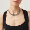 Model probiert Collier in der Jori Schmuck-Lounge
